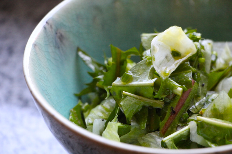 Salat mit Löwenzahn