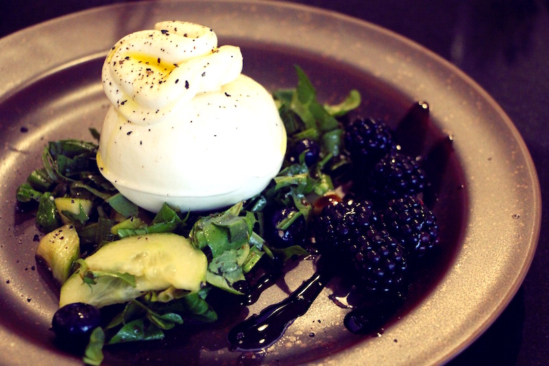 Burrata und Brombeeren