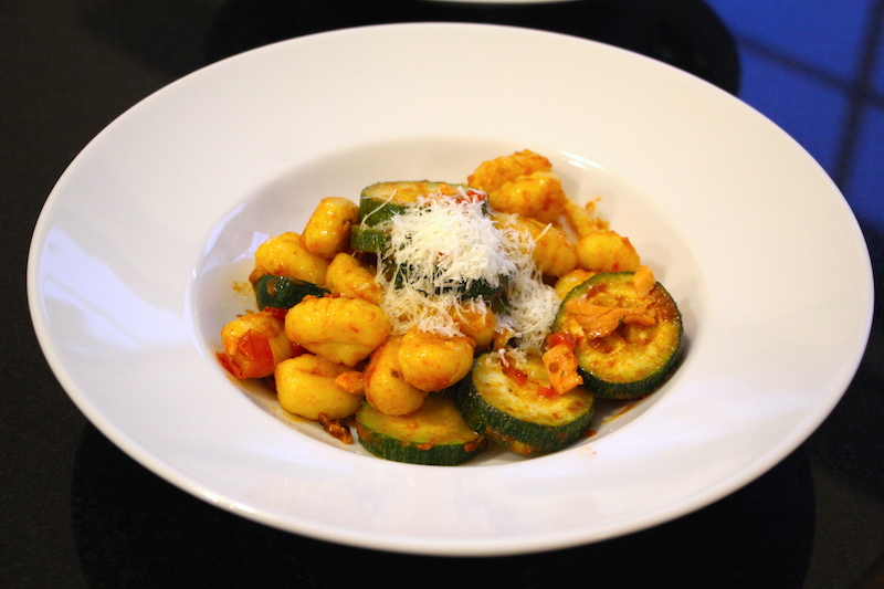 Gnocchi mit Lachs und Zucchini