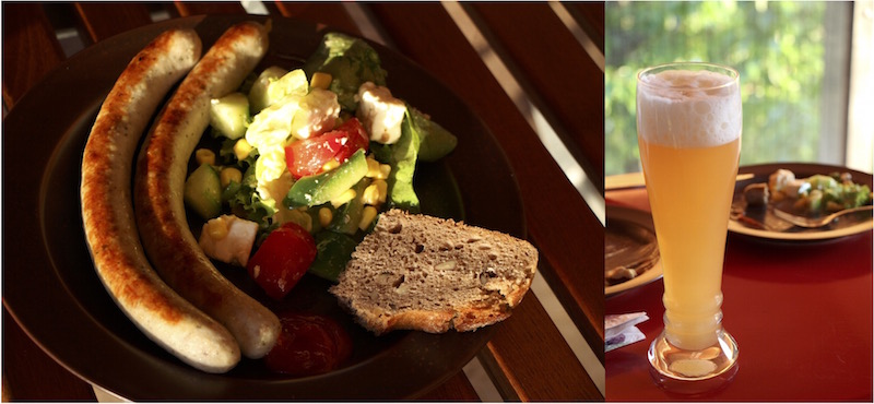 Grillwürstchen und Salat