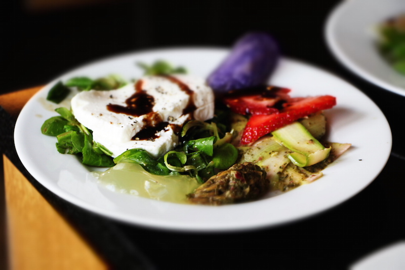 Ziegenkäse mit Spargel und Salat