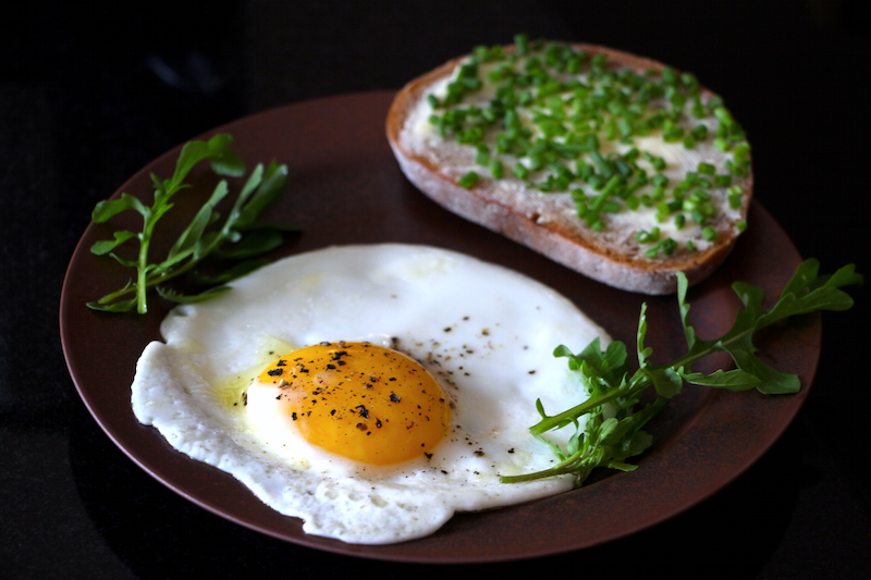 Spiegelei und Schnittlauchbrot