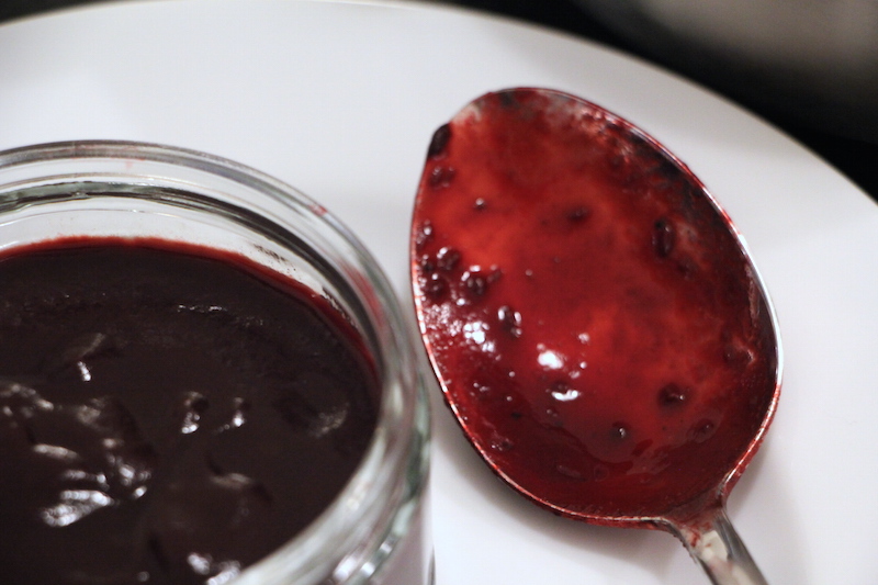 Pflaumensauce im Schälchen