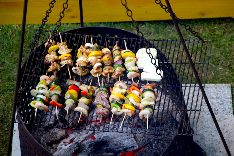 Grillspieße am Grill