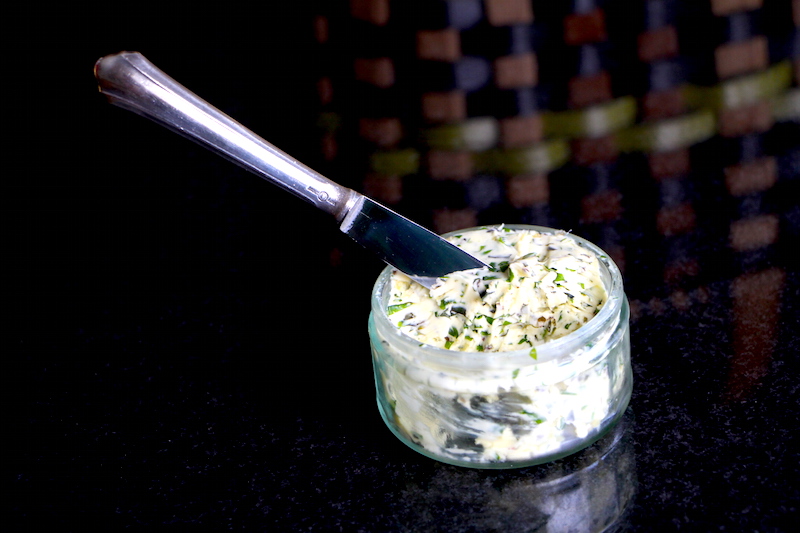 fertige Kräuterbutter