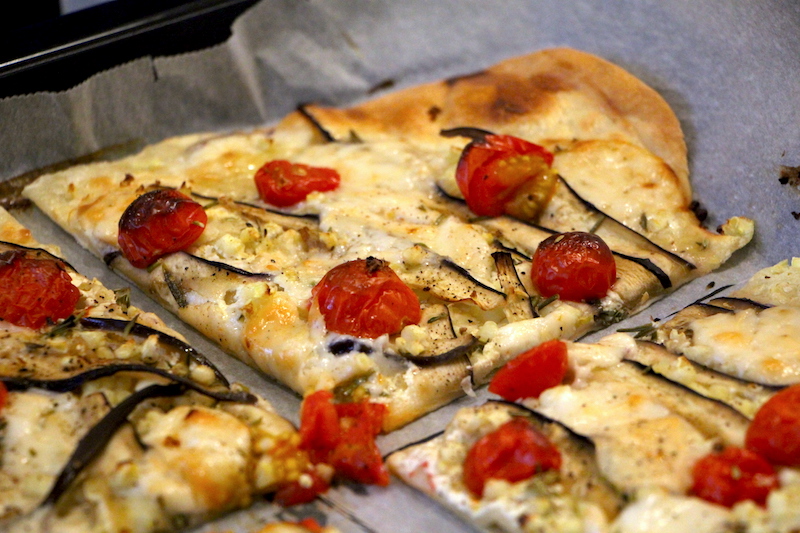 Flammkuchen mit Auberginen und Tomaten