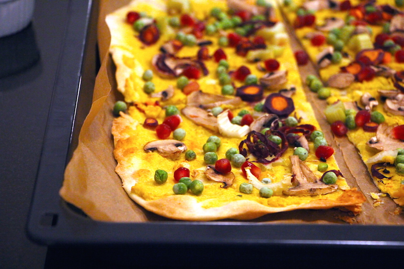 Flammkuchen mit Curry-Hummus