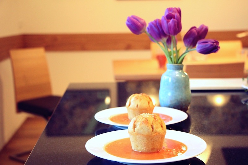 Orangenmuffins und Tulpen